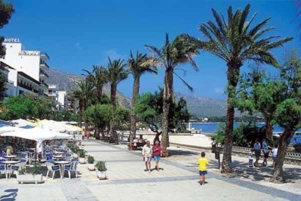 Cala Millor's beutiful Promenade with one of it's many bar / restaurants on the left 