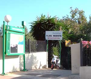 Photograph entrance to Benalnatura Playa nudista, Nudist beach